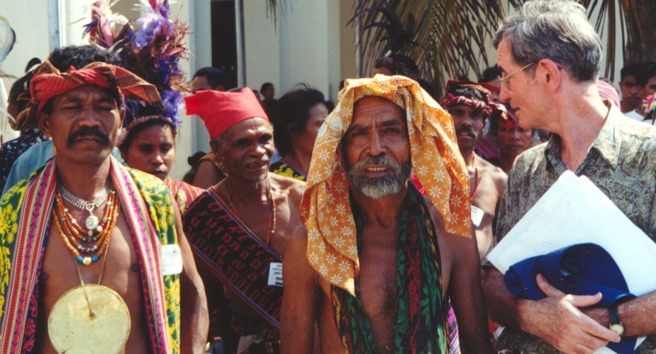 Pat on his way to address a major policy meeting of the National Council of Timorese Re-sistance (CNRT), Dili, 2000/ Pat Walsh archives